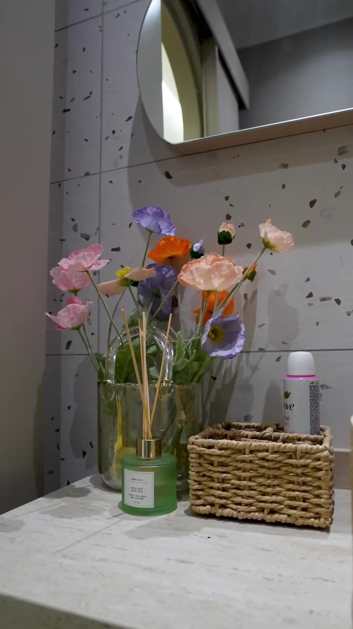 Bekleme alanında çiçek düzenlemesi
