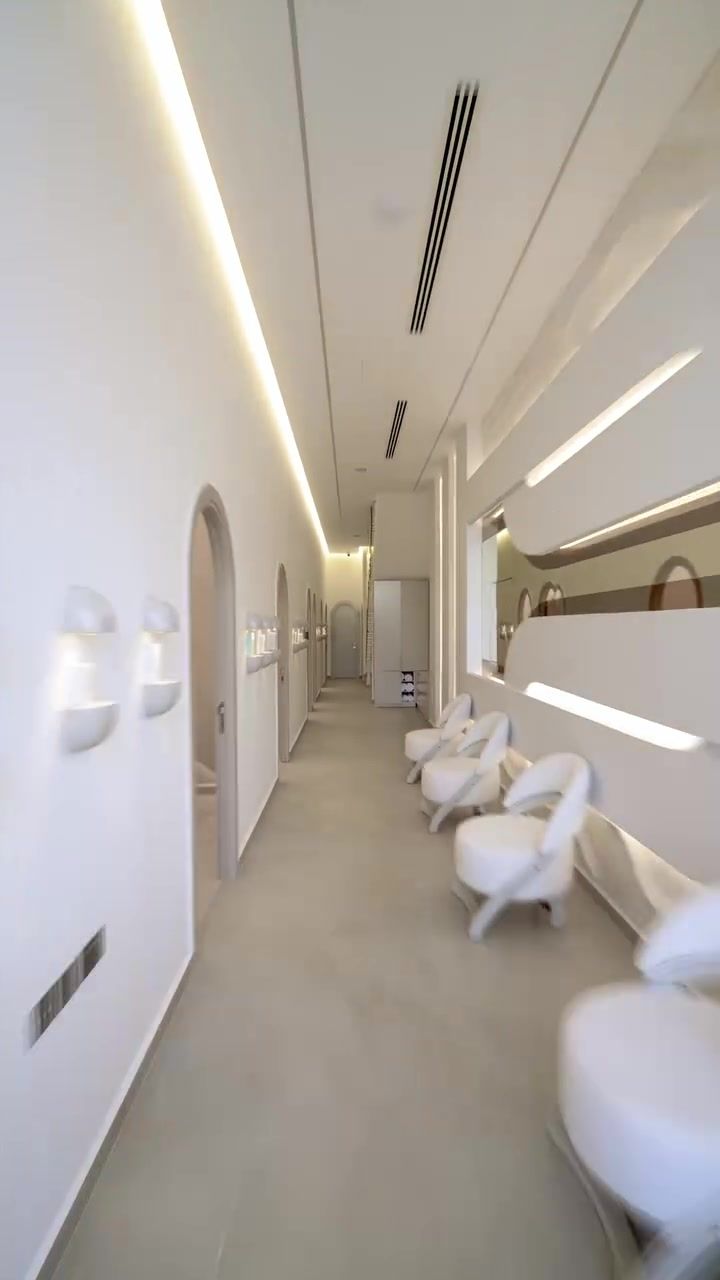 Kemerli kapılarla aydınlık salon koridoru